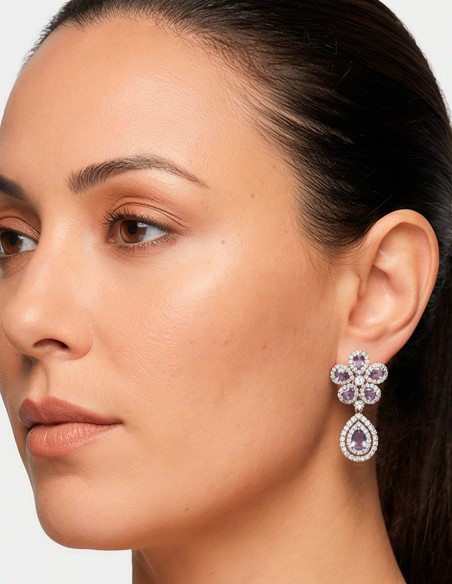 Boucles d'oreilles composées de fleurs et de gouttes d'eau faites à la main avec des pierres semi-précieuses en lilas