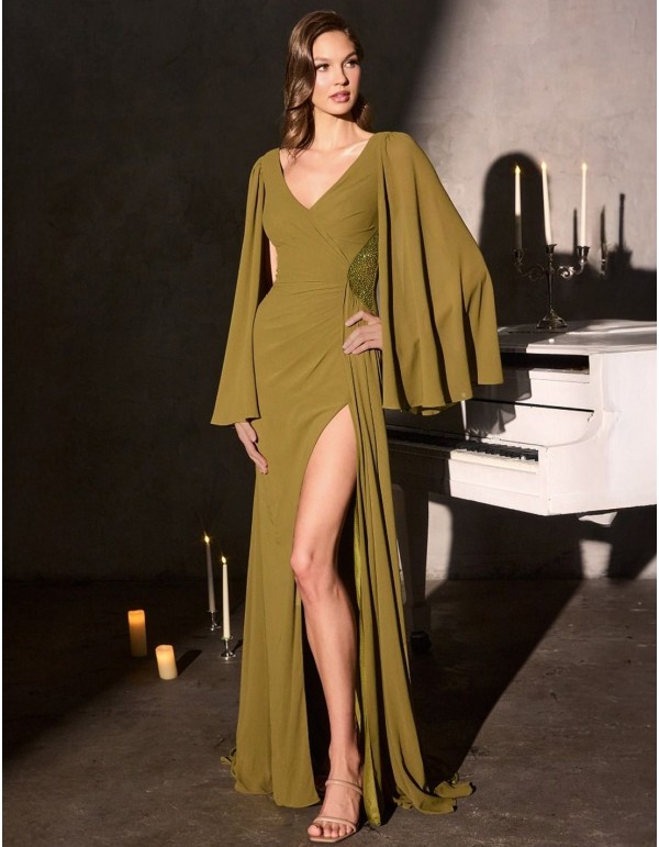 Robe d'invité longue avec décolleté en V et manches cape