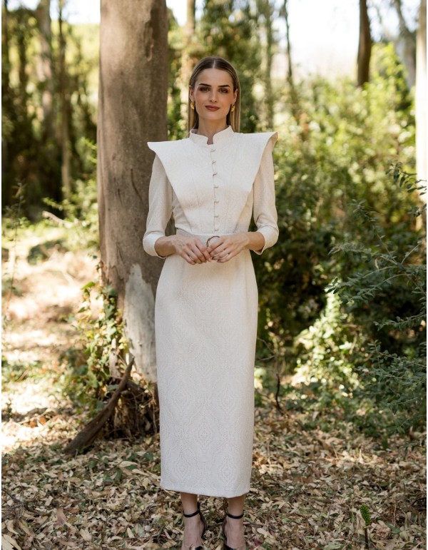Midi dress in white with V-shaped structure