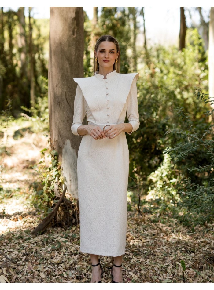 Vestido midi en color blanco con estructura en forma de V