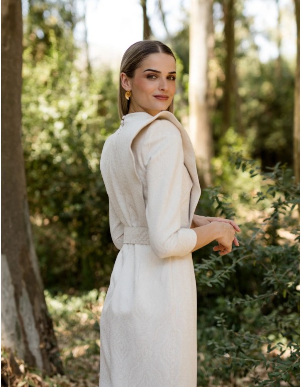 Vestido midi en color blanco con estructura en forma de V 2