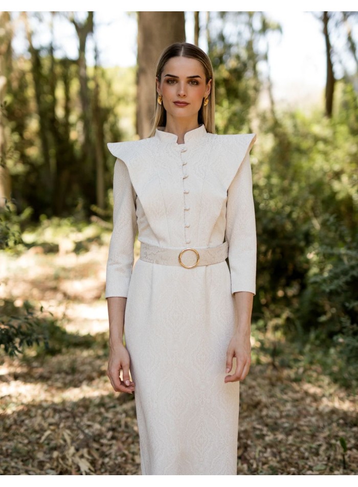 Midi dress in white with V-shaped structure