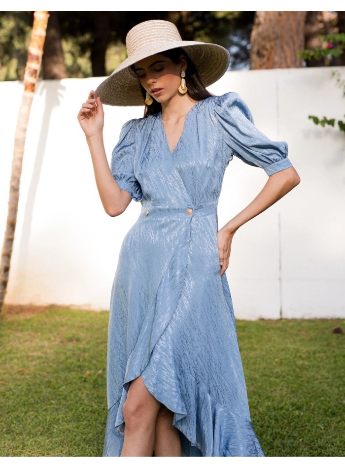Vestido midi con caída fluida y bajo asimétrico azul