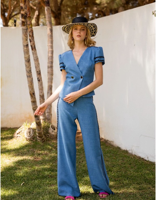 Conjunto de dos piezas en lino azul con detalles en negro para invitada