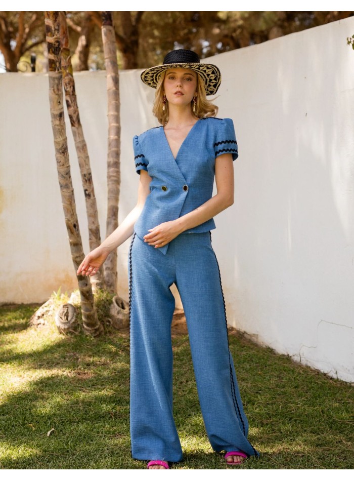 Conjunto de dos piezas en lino azul con detalles en negro para invitada