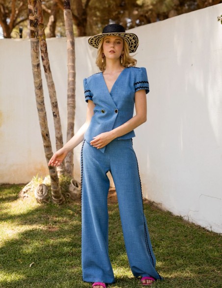 Conjunto de dos piezas en lino azul con detalles en negro para invitada