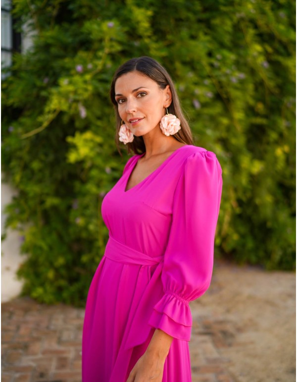 Vestido midi color buganvilla en tejido fluido para boda de día