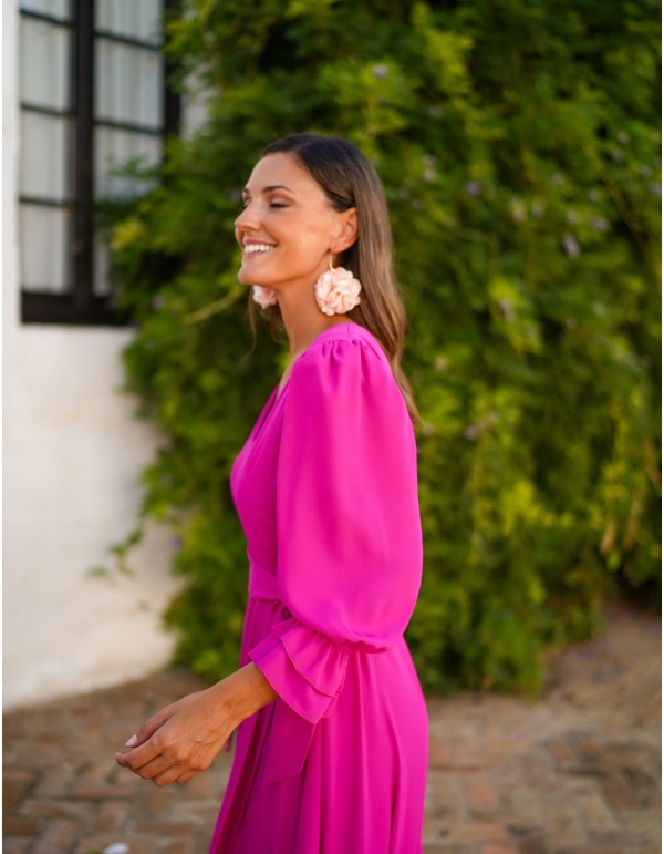 Vestido midi color buganvilla en tejido fluido para boda de día 2