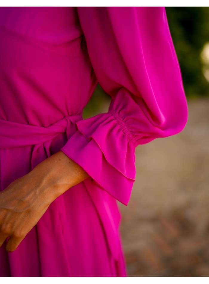 Vestido midi color buganvilla para invitada confeccionado en tejido fluido