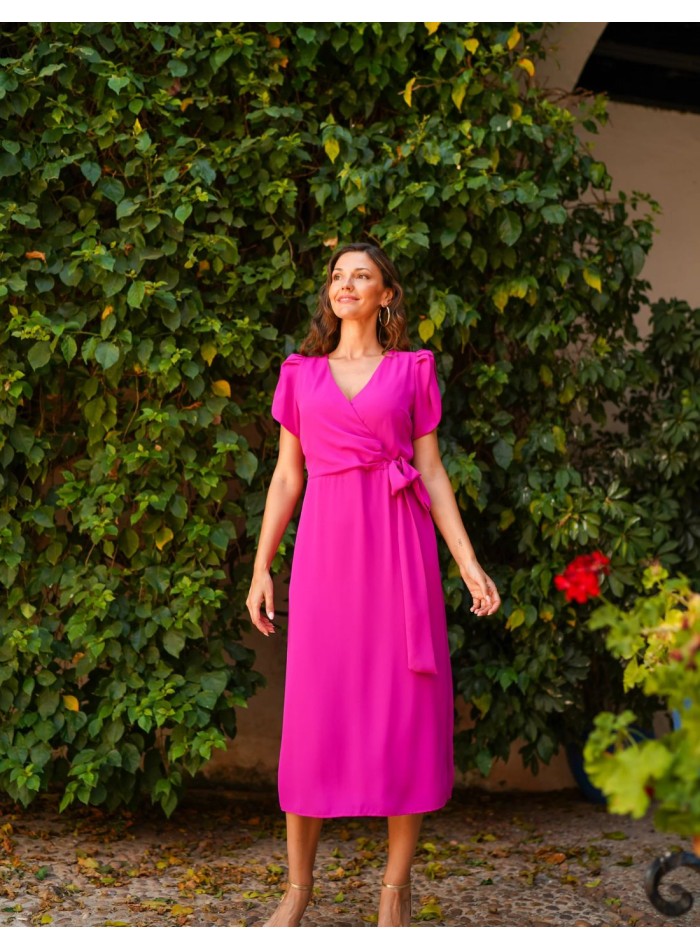 Vestido midi color buganvilla para invitada con...