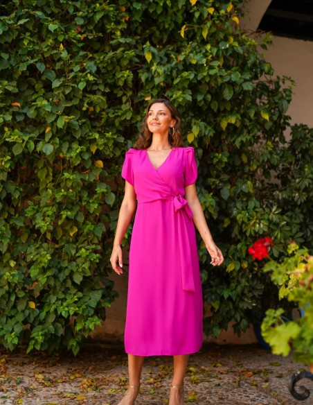 Vestido midi color buganvilla para invitada con escote en V