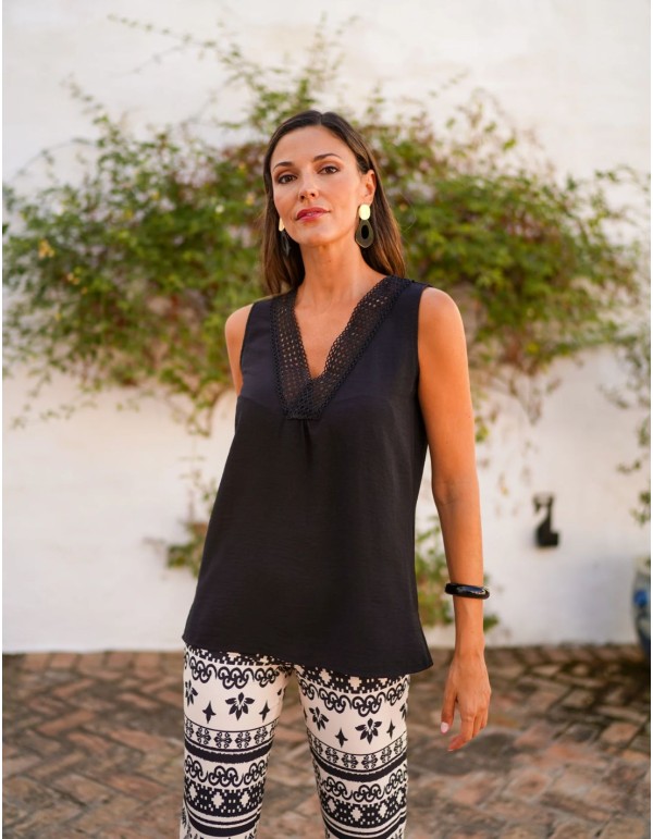 Blusa en color negro confeccionada en tejido fluido