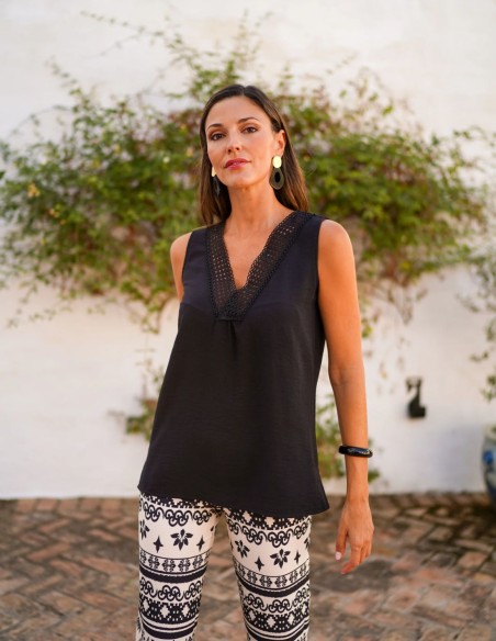 Blusa en color negro confeccionada en tejido fluido