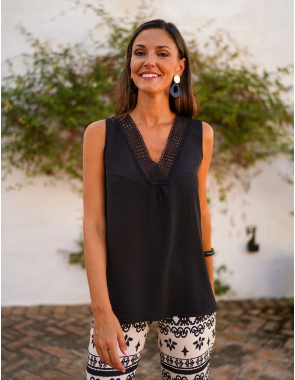 Blusa en color negro confeccionada en tejido fluido 2