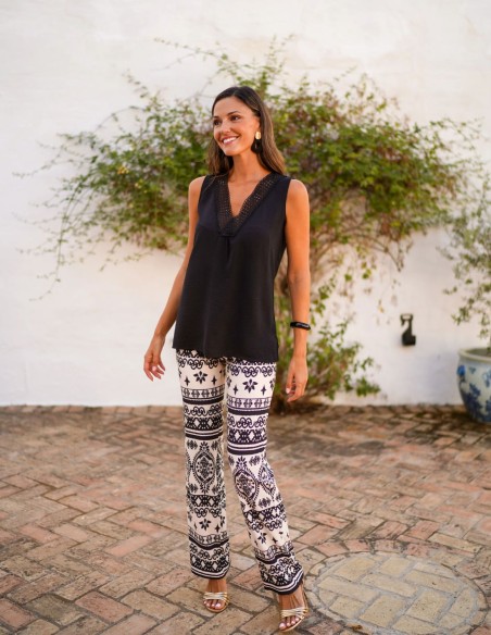 Blusa en color negro confeccionada en tejido fluido