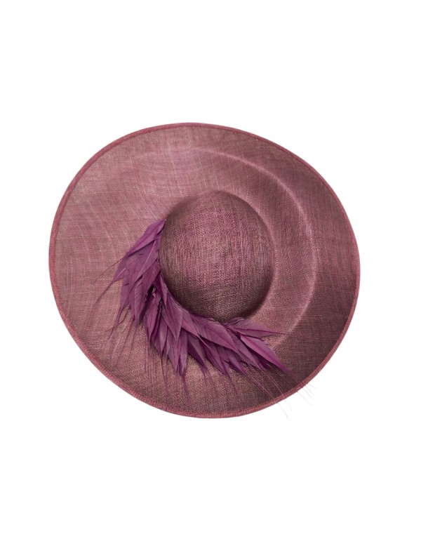 Pamela de invitada clásica con montaje de plumas en malva