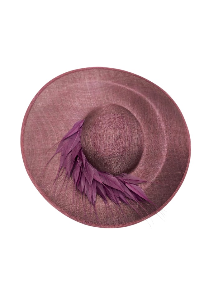 Pamela de invitada clásica con montaje de plumas en malva