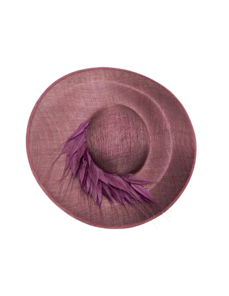 Pamela de invitada clásica con montaje de plumas en malva