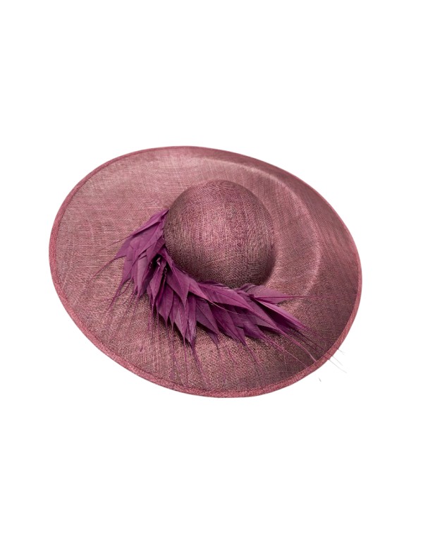 Pamela de invitada clásica con montaje de plumas en malva 2