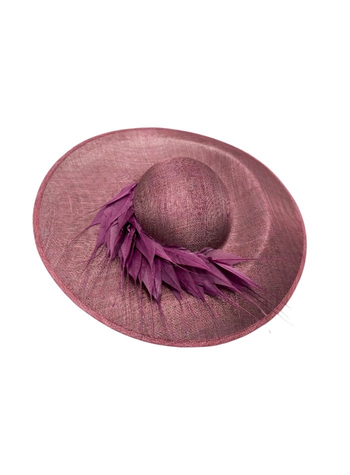 Pamela de invitada clásica con montaje de plumas en malva