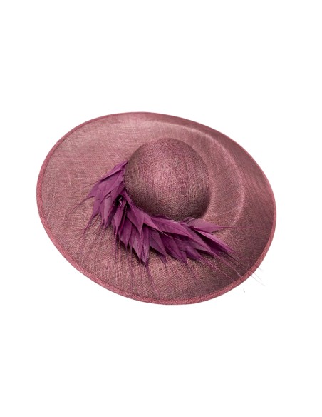 Pamela de invitada clásica con montaje de plumas en malva