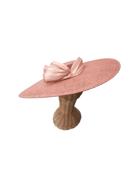 Invitée classique pamela avec nœud sinamay en maquillage rose