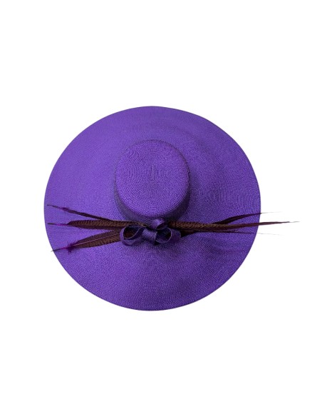 Pamela de invitada morada con lazo y plumas faisán