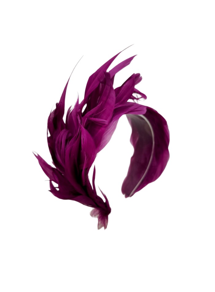 Diadema de invitada de plumas en color magenta