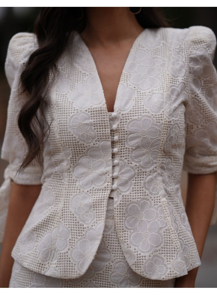 Conjunto dos piezas con chaqueta de botones y falda lápiz en tejido perforado