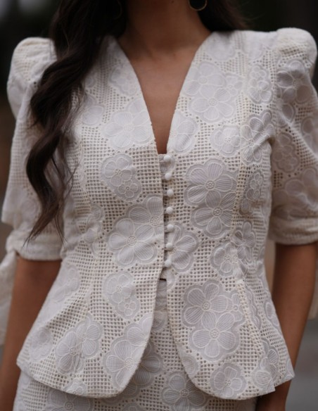 Conjunto dos piezas con chaqueta de botones y falda lápiz en tejido perforado