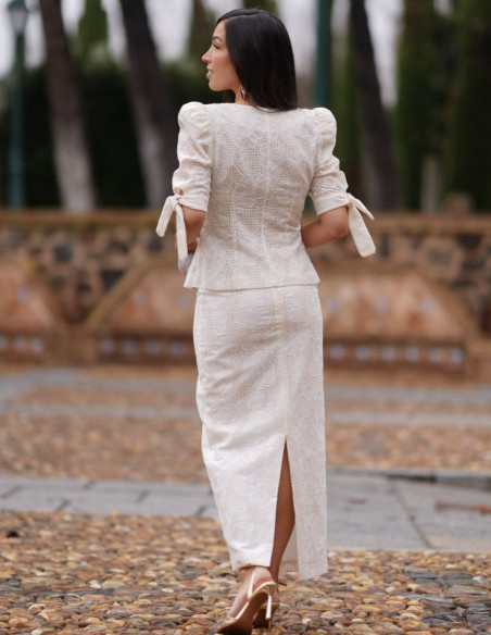 Ensemble deux pièces avec veste boutonnée et jupe crayon en tissu perforé