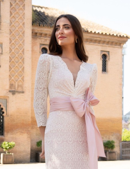Vestido midi en blanco roto con encaje y fajín en rosa nude