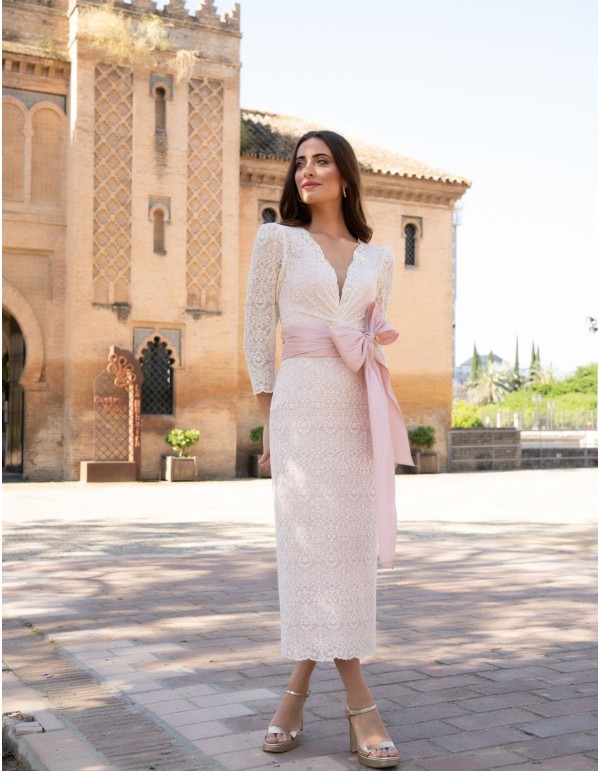 Robe midi blanc cassé avec dentelle et ceinture rose nude 2