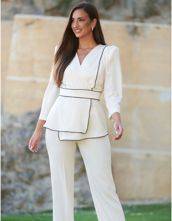 Conjunto de dos piezas en color blanco y detalles en negro 2