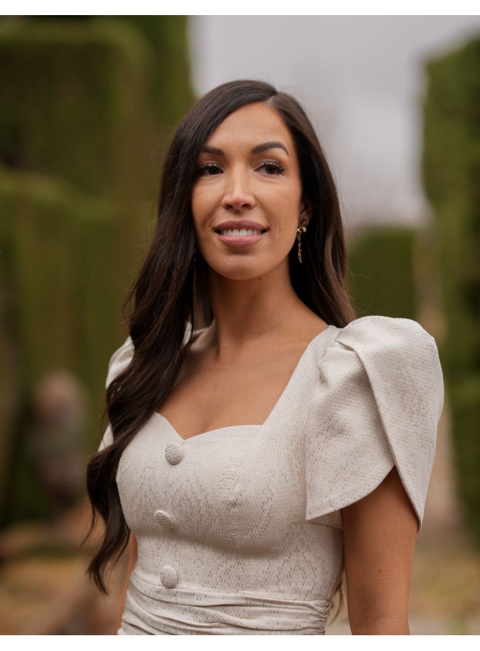 Vestido midi en color beige con detalles en dorado