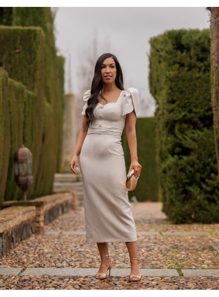 Vestido midi beige ideal para mamás de comunión