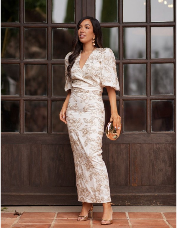 Beige two-piece set with gold details for guests