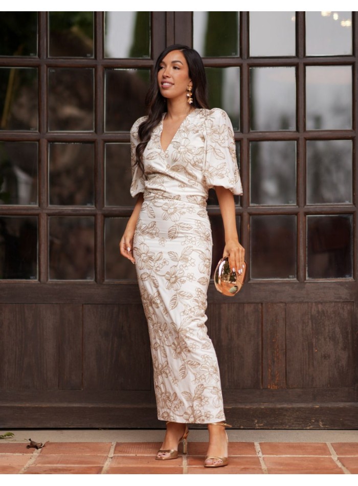 Conjunto de dos piezas en tono beige con detalles en dorado para invitada