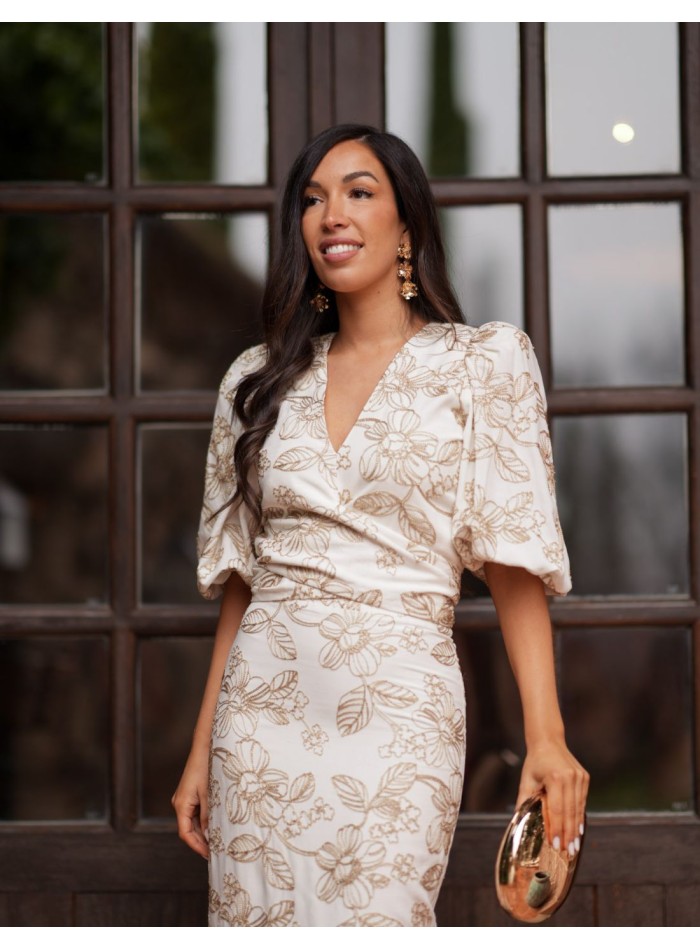 Beige two-piece set with gold details for guests