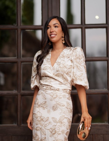 Beige two-piece set with gold details for guests