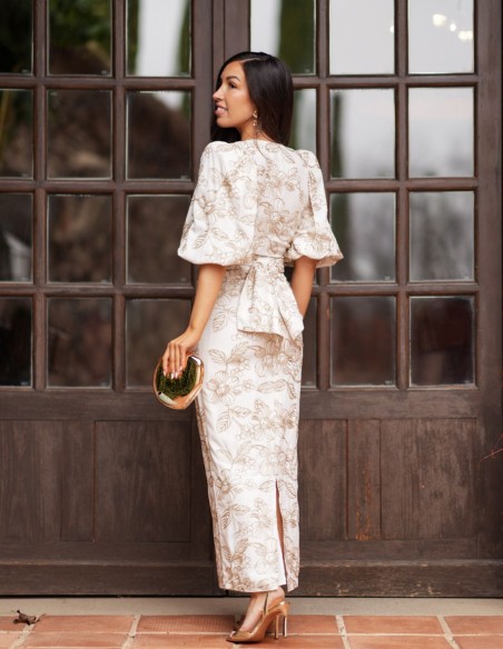 Beige two-piece set with gold details for guests