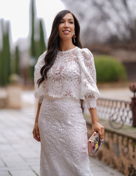 Two-piece set in white brocade fabric with buttons on the back