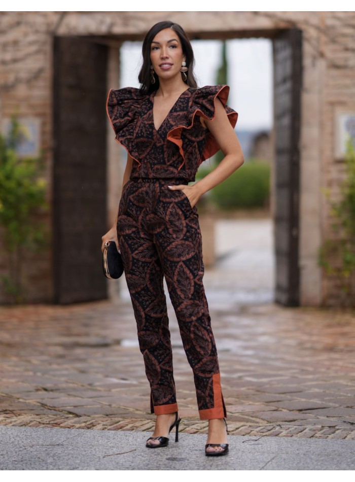 Guest ensemble with ruffled top and long pants