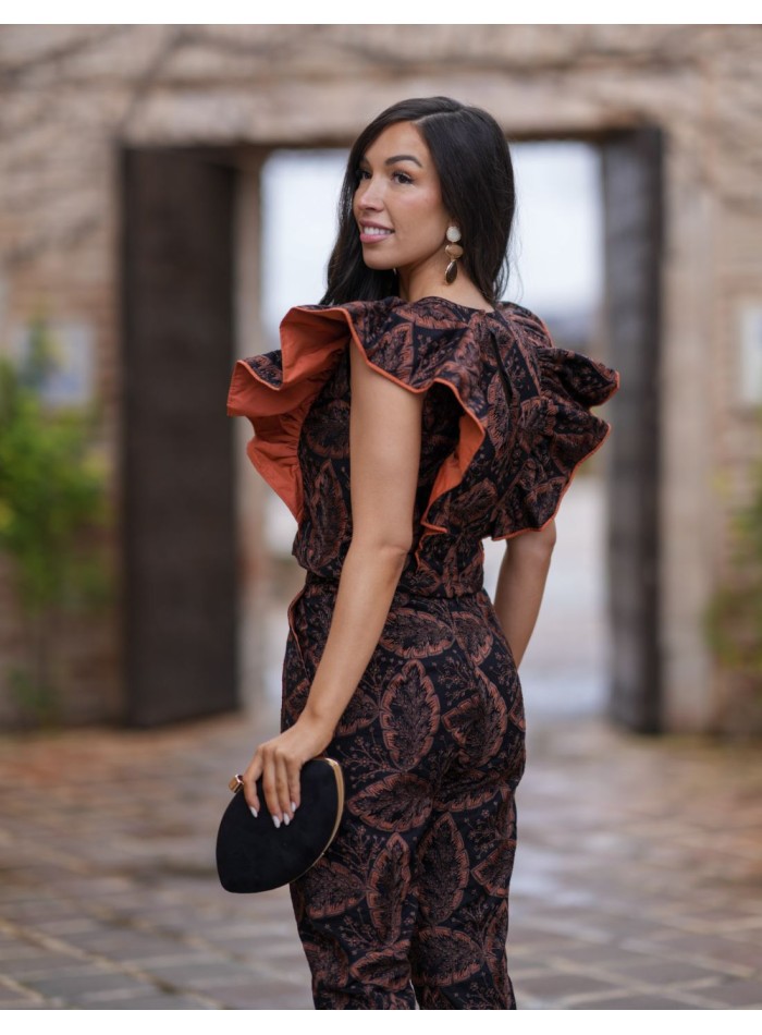 Guest ensemble with ruffled top and long pants