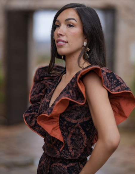 Guest ensemble with ruffled top and long pants