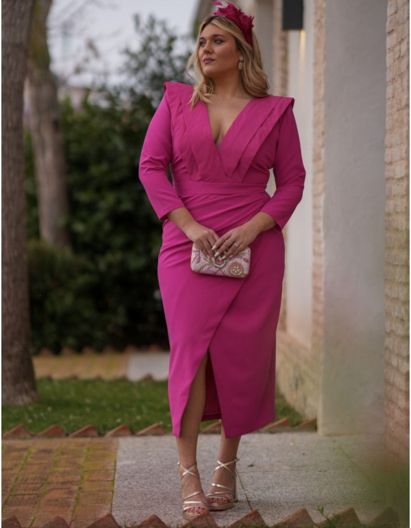 Robe d'invité midi fuchsia avec décolleté en V et drapés