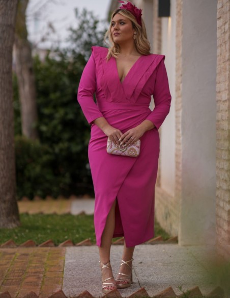 Robe d'invité midi fuchsia avec décolleté en V et drapés
