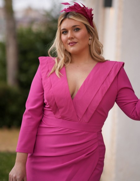 Robe d'invité midi fuchsia avec décolleté en V et drapés
