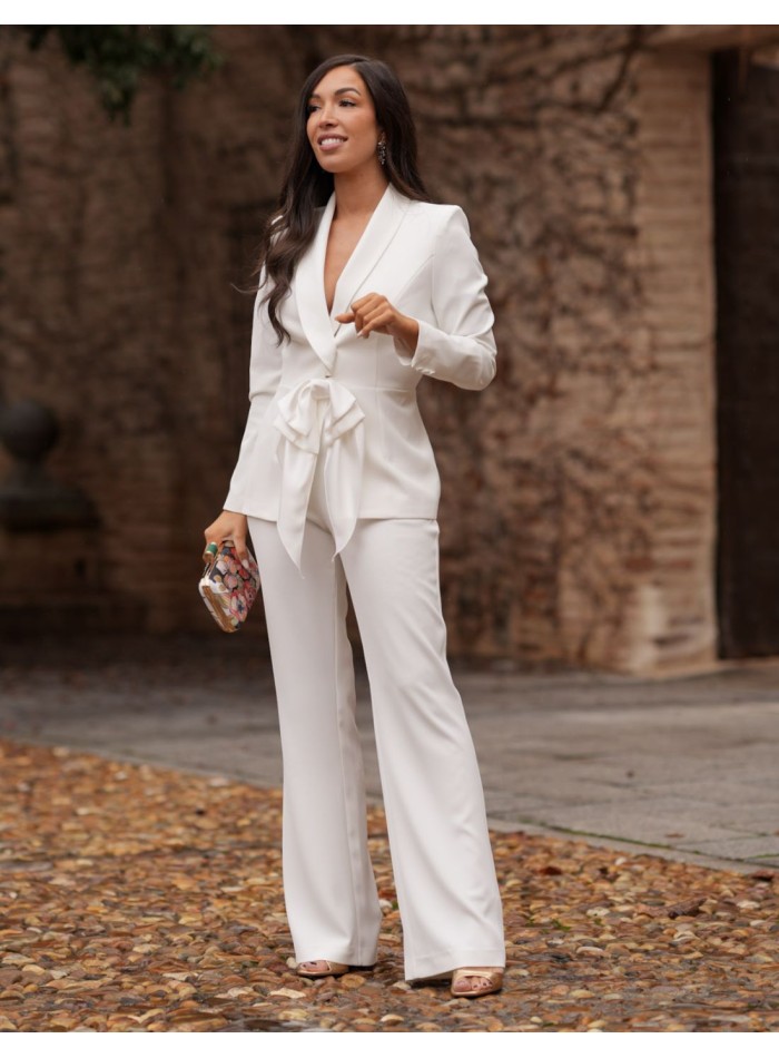Traje de invitada con chaqueta smoking y pantalón recto
