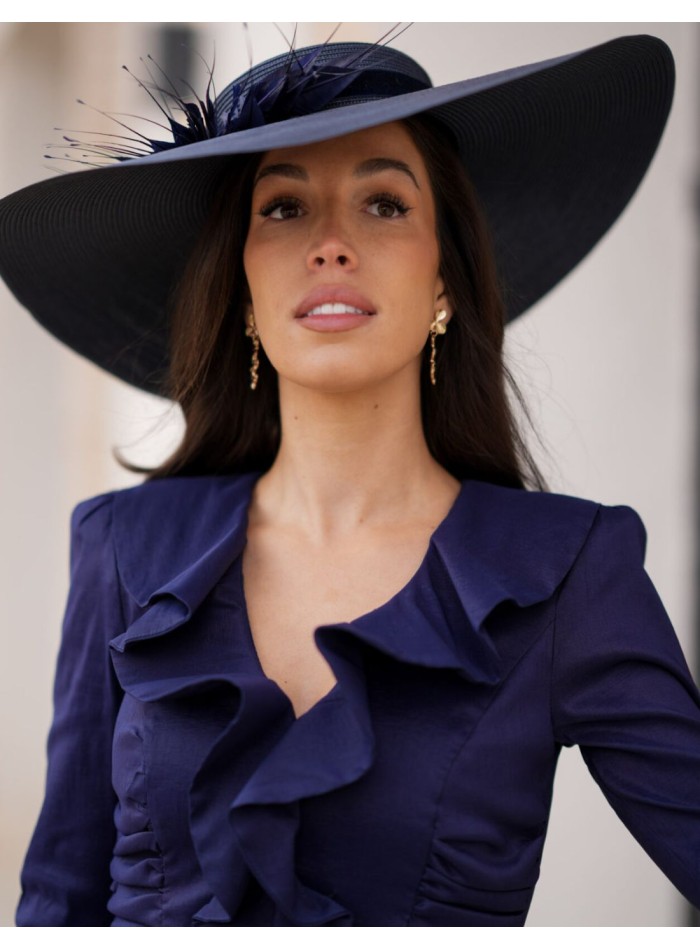 Vestido de invitada midi azul marino con escote en pico y volantes